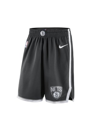 Pantalones cortos de baloncesto negros de los Brooklyn Nets con logo de Nike blanco, parche del logo de la NBA y rayas y ribetes blancos a los lados.