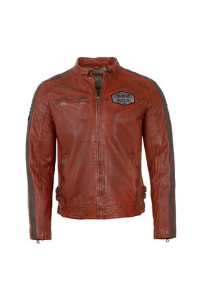 Rote Leder-Motorradjacke mit Reißverschluss, seitlichen Taschen und grauen Streifenakzenten. Besitzt ein Logo-Patch auf der Brust.