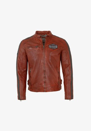 Rote Leder-Motorradjacke mit Reißverschluss, seitlichen Taschen und grauen Streifenakzenten. Besitzt ein Logo-Patch auf der Brust.