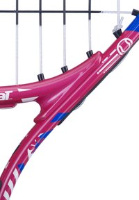 Raqueta de tenis con un vibrante esquema de color rosa y azul, marco resistente y un agarre texturizado con un diseño en patrones.