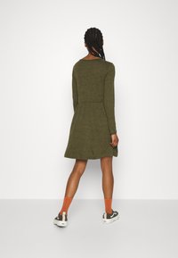 Vero Moda Stickad klänning - olive