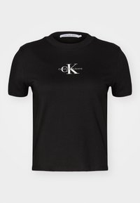 Sort bomulds-t-shirt med korte ærmer og rund halsudskæring, med et hvidt "Calvin Klein Jeans" logo og "CK" design på forsiden.