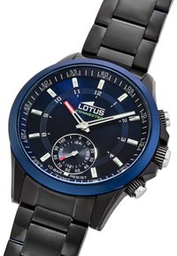 Orologio subacqueo nero con lunetta blu, display analogico, lancette bianche e rosse, indicatori luminescenti e un sottocorno per i secondi. Resistente fino a 10 BAR.