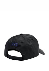 Svart basebollkeps med en slät yta. Har en rundad skärm och broderade blå siffror "223" på baksidan. Justerbar rem.