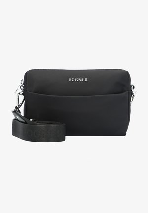 Zwarte nylon schoudertas met een slank ontwerp, voorzien van een voorvak, zilveren hardware en een gemerkte band. Glad van textuur.