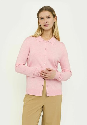 Lyserød cardigan med krave, knapper foran og ribbede manchetter. Glat tekstur, figursyet design, kombineret med beige bukser.