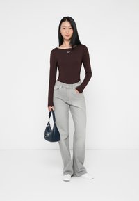 Tommy Jeans SCRIPT - Top dugih rukava - rich brown