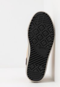 Suela de goma negra de una zapatilla Converse All Star con un patrón deMLE кислот.}}}  22-04-8T Da Il cambiar 174,5486096931438 0.7264815192.0.85939353 30030173