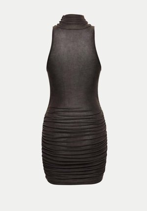 Juodas prigludęs suknelė su pusiau apykakle, pagaminta iš lengvos medžiagos. Yra susiraukšlėjimų detalė kūno linijoje, pabrėžiančių figūrą.