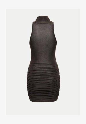 Čierne priliehavé šaty s cowl výstrihom, vyrobené z ľahkej látky. Obsahujú zhromaždené detaily po celej postave, ktoré zdôrazňujú siluetu.