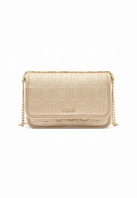 Sac bandoulière en cuir beige avec motif de logo en relief, doté d'une bandoulière chaîne dorée et d'une fermeture à rabat magnétique. Texture lisse sur toute la surface.