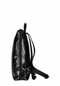 Sac à dos en cuir noir avec une texture lisse, un profil fin, une fermeture éclair et des bretelles ajustables. Présente un design minimaliste et une brillance subtile.