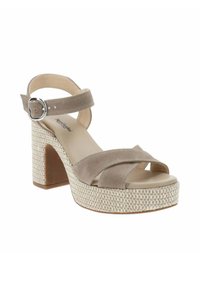 Sandalo piattaforma in suede beige con design a fasce incrociate, cinturino alla caviglia regolabile con fibbia argentata e superficie intrecciata sulla piattaforma.