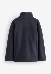 Pullover in pile navale con colletto alto, vestibilità comoda e maniche lunghe. Presenta una texture liscia e morbida e una minimale lavorazione delle cuciture.