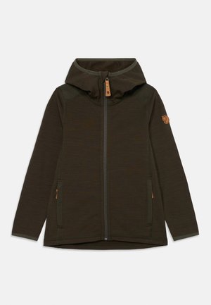 Giacca con cappuccio di colore verde scuro, con zip frontale, due tasche con zip e patch del logo sulla manica sinistra.