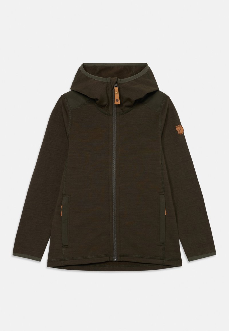 Tumši zaļš kapucejums ar priekšējo rāvējslēdzēju, divām rāvējslēdzēja kabatām un logo uzplecu kreisajā piedurknē.