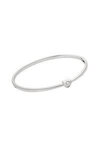 Bracciale in argento con un design elegante e arrotondato, accentuato da un cuore e una piccola pietra preziosa trasparente incastonata su un lato.