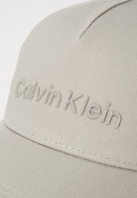 Calvin Klein MUST UNISEX - Pet - london fog