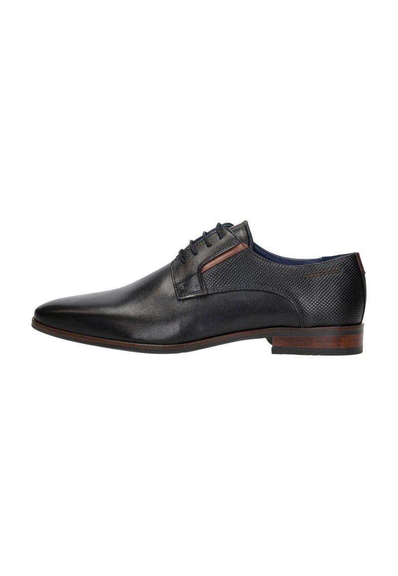 Zwarte leren jurk schoen met een puntige neus, gekorrelde zijpanelen, bruine accenten en een contrasterende zool. Beschikt over een vetersluiting.