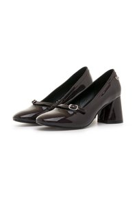 Scarpe con tacco a blocco in pelle verniciata di un profondo bordeaux, con punta affusolata e una fascia decorativa con una fibbia argentata.