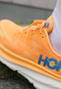HOKA CLIFTON 9 - Scarpe da corsa su strada - solar flare/lettuce