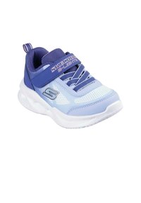 Scarpa sportiva azzurro chiaro con tomaia in mesh traspirante, dettagli viola, cinturino regolabile e suola in gomma bianca. Presenta dettagli riflettenti.