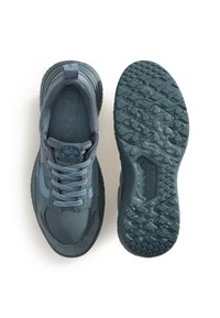 Blå sportskor i nät och mocka, rundad tå, tjock gummisula med mönstring och ljusblå detaljer på sidorna och snörena.