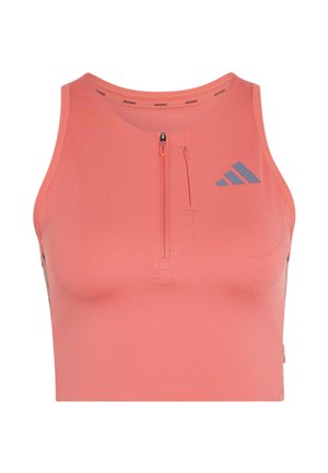 Top deportivo corto sin mangas de color rosa coral con cremallera frontal, pequeño bolsillo con cremallera en el pecho y logo gris de Adidas en el lado izquierdo.