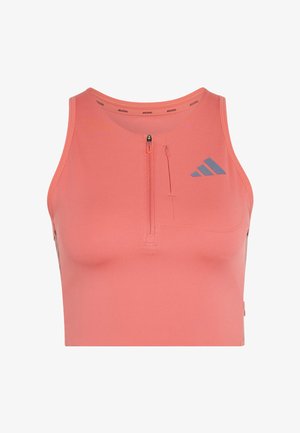 Top deportivo corto sin mangas de color rosa coral con cremallera frontal, pequeño bolsillo con cremallera en el pecho y logo gris de Adidas en el lado izquierdo.