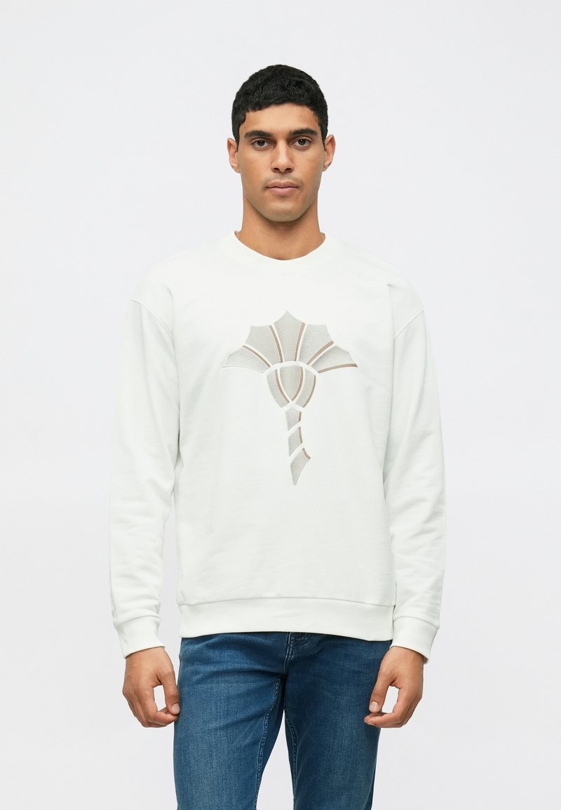 Felpa grigia chiara con scollo rotondo, caratterizzata da un design a ritaglio al centro, contornato in beige. Vestibilità slim con maniche lunghe.