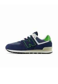 Sneaker in suede blu navy con accenti verdi, pannelli in rete bianca e suola in gomma nera. Presenta un grande logo "N" sul lato.