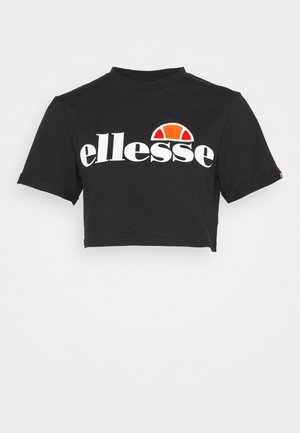 Zwarte cropped t-shirt van katoen, met een witte "ellesse" logo en een oranje halve cirkel accent boven de tekst. Korte mouwen.