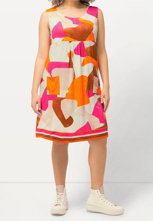 Farverig ærmeløs kjole med abstrakte former i pink, orange og brun på en lys baggrund, med en sidelomme og kontrasterende kant.