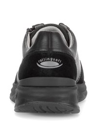 Sneaker neri e grigi visti da dietro con tacco imbottito e logo "rollingsoft" sulla sezione del tallone in suede nero.