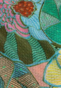 Kleurvolle stof met bloem- en bladmotieven in roze, groen en blauw. Zachte textuur met gevarieerde stikpatronen en accenten.