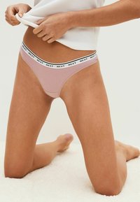 Next MONO PRINT RICH LOGO KNICKERS FOUR PACK - String - white grey pink light green