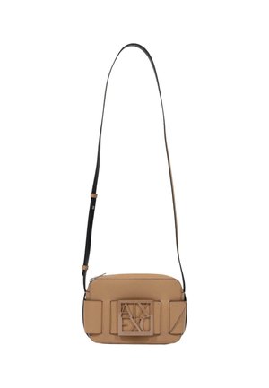 Lille rektangulær læder crossbody taske i tan med lang justerbar sort rem og stort præget designlogo foran.