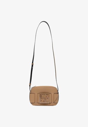 Lille rektangulær læder crossbody taske i tan med lang justerbar sort rem og stort præget designlogo foran.