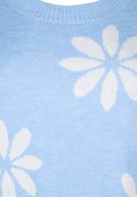 Hellblauer, gestrickter Pullover mit großen weißen Gänseblümchenmustern. Runder Halsausschnitt mit gerippter Struktur. Weicher Stoff mit glatter Oberfläche.