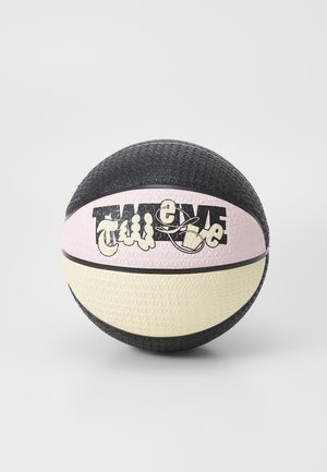 Palla da basket nera, rosa e crema con superficie testurizzata. Presenta lettering stilizzato nero sulla sezione rosa. Distintivo motivo geometrico.