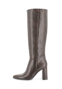 Bota marrón hasta la rodilla con un acabado de imitación de cuero suave. Diseño de punta cuadrada y un tacón más robusto para mayor estabilidad. Marca sutil en la parte superior.