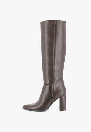 Bota marrón hasta la rodilla con un acabado de imitación de cuero suave. Diseño de punta cuadrada y un tacón más robusto para mayor estabilidad. Marca sutil en la parte superior.