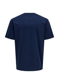 Mørkeblå bomulds T-shirt med korte ærmer, rund hals og en afslappet pasform. Glat tekstur, ensfarvet uden synlige mønstre eller grafik.