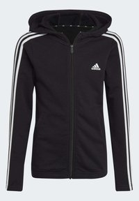 Černá mikina na zip s kapucí, která má bílé tři pruhy podél rukávů a vyšitým logem Adidas na hrudi.