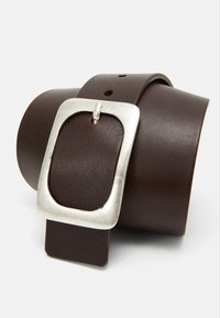 Ceinture en cuir marron large, dotée d'une boucle métallique rectangulaire avec une finition argentée brossée et une texture visible.
