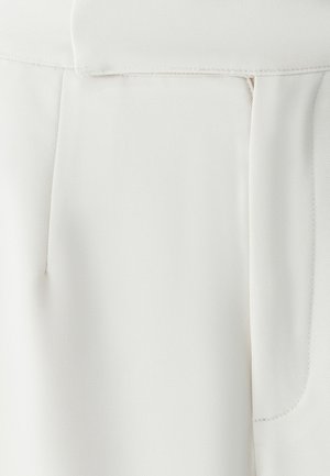 Valge kangas diagonaalse kudumise tekstuuriga, millel on küljetasku ja puhas õmbluste detail. Kaunidused puuduvad.