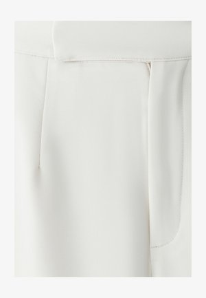 Biela tkanina s diagonálnou štruktúrou, so bočnou vreckom a čistými švami. Žiadne výzdoby nie sú viditeľné.