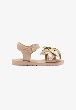 Sandal in pelle rosa con cinturino regolabile, caratterizzata da un grande fiocco dorato sul davanti e una suola texture per miglior grip.