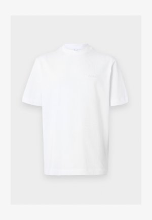T-shirt blanc à manches courtes et col rond avec un logo "BOSS" embossé subtil sur la poitrine gauche, présenté sur un fond clair uni.