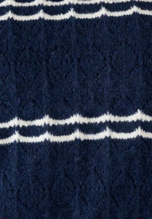 Tela de punto azul marino con rayas blancas. Presenta patrones texturizados de diamantes y ondas que añaden profundidad y dimensión a la superficie.